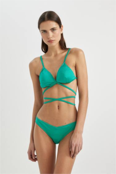 اندر بكيني بقصة عادية من Fall In Love