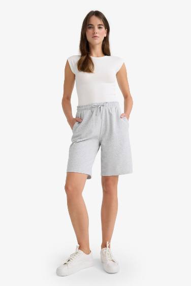 شورت برمودا قصة عادية بخصر عادي ورجل عادي