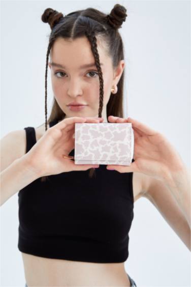 محفظة جلد صناعي نسائية منقوشة