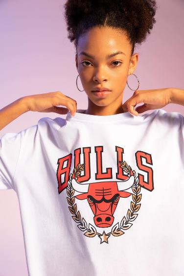 T-Shirt Oversize à Manches Courtes et à Col rond NBA Chicago Bulls de DeFacto Fit