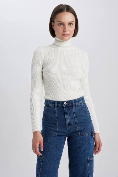 Пуловер приталенного кроя с высоким воротником из трикотажа для женщин