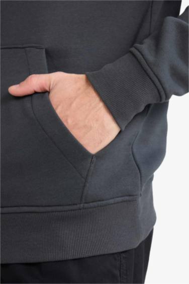 سويت شيرت رياضي قصة عادية بغطاء للرأس بجيب