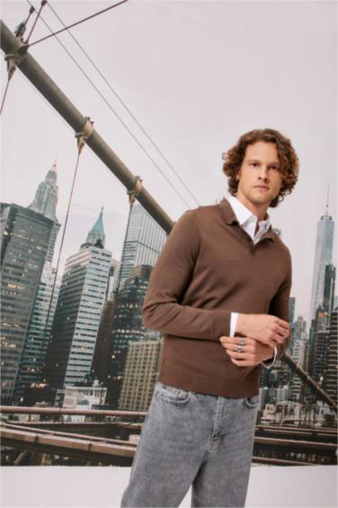 Пуловер приталенного кроя с поло воротником из трикотажа для мужчин