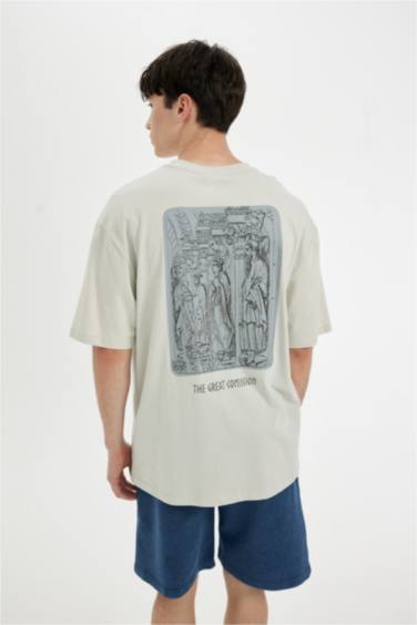 تيشيرت نص ردن قصة مريحة بطبعة من الخلف