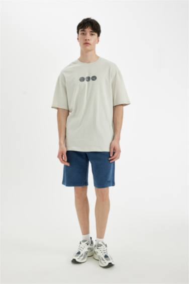 تيشيرت نص ردن قصة مريحة بطبعة من الخلف