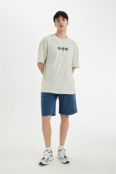 تيشيرت نص ردن قصة مريحة بطبعة من الخلف