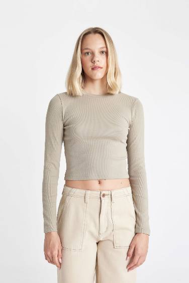 تي شيرت بيزك كم طويل سليم فيت مضلع برقبة مستديرة