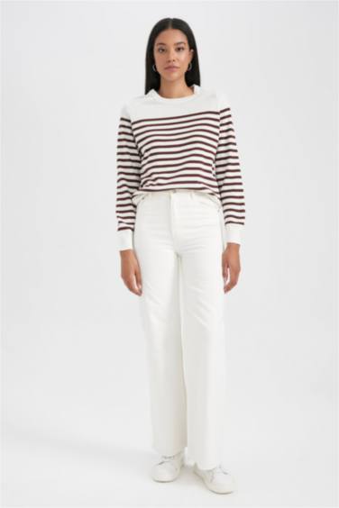 Пуловер стандартного крою з круглим вирізом для жінок