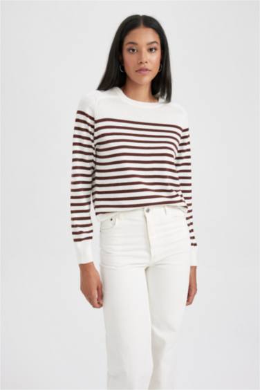 Пуловер стандартного крою з круглим вирізом для жінок