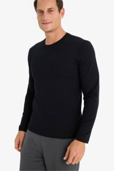 Футболка приталеноого кроя с длинным рукавом и круглым вырезом