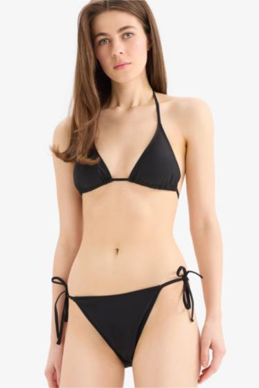 بيكيني سفلي قصة عادية من Fall in Love