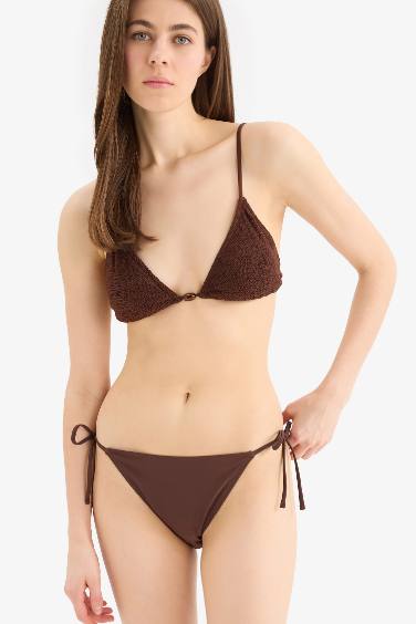 بيكيني سفلي قصة عادية من Fall in Love