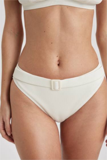 اندر بكيني مضلع قصة عادية من Fall in Love