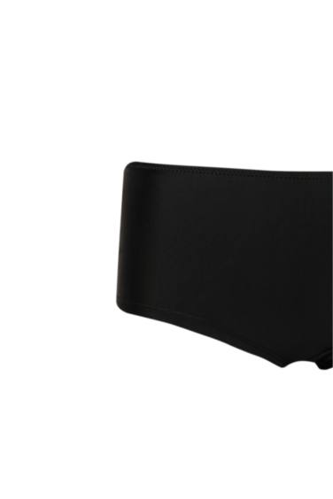 كلوت بكيني قصة عادية من Fall in Love