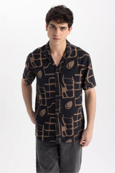 Рубашка стандартного кроя с принтом с коротким рукавом