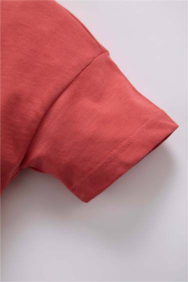 تيشيرت ولادي بطباعة الشعار وقصة عادية