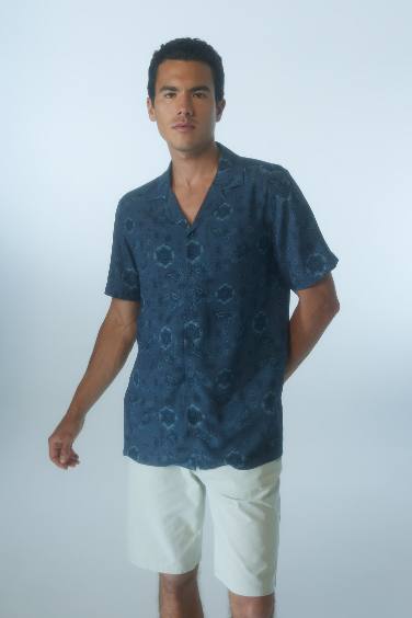 Chemise à manches courtes en viscose à motifs, coupe régulière