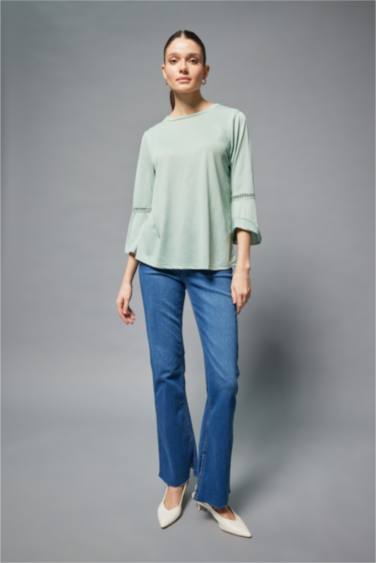 Футболка стандартного кроя с круглым вырезом