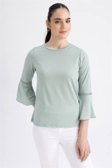 Футболка стандартного кроя с круглым вырезом