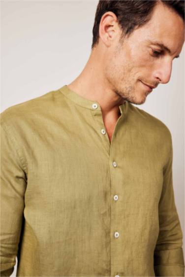 Рубашка приталенного кроя с круглым вырезом из 100% льна