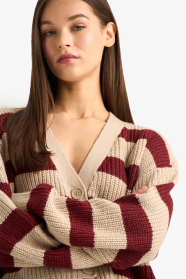 كارديجان تريكو مخطط قصة عادية بياقة V