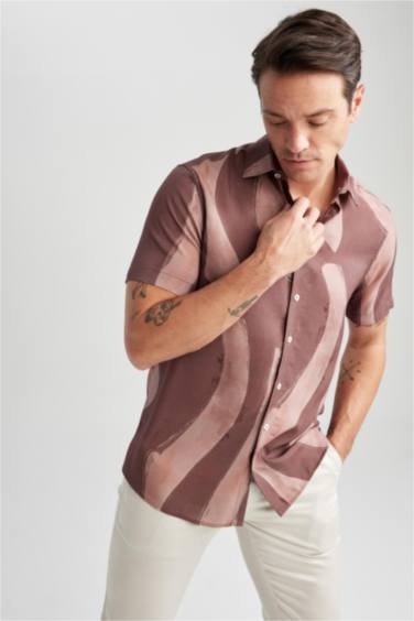 Рубашка приталенного кроя с принтом