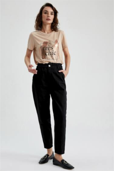 تي شيرت مطبوع بياقة مستديرة وقصة عادية