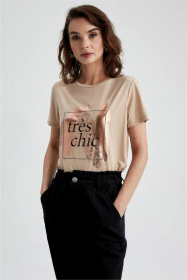 تي شيرت مطبوع بياقة مستديرة وقصة عادية