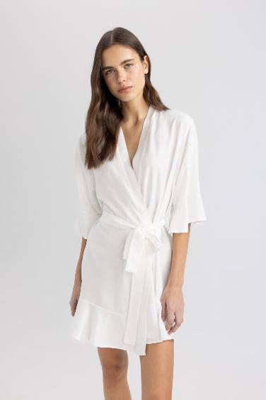 Peignoir en satin Blanc avec ceinture et manches mi-longues de Fall in Love