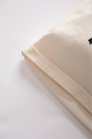 تي شيرت نص كم ممشط بطبعة شعار قصة عادية