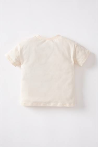 تي شيرت نص كم ممشط بطبعة شعار قصة عادية