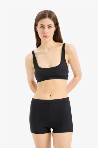 بيكيني سفلي قصة عادية من Fall in Love