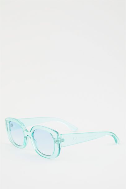 Woman Round Sunglasses