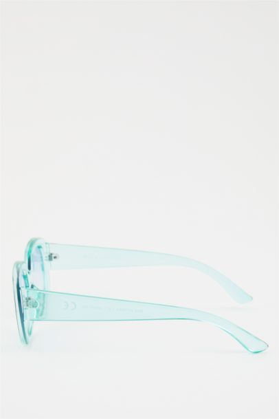 Woman Round Sunglasses