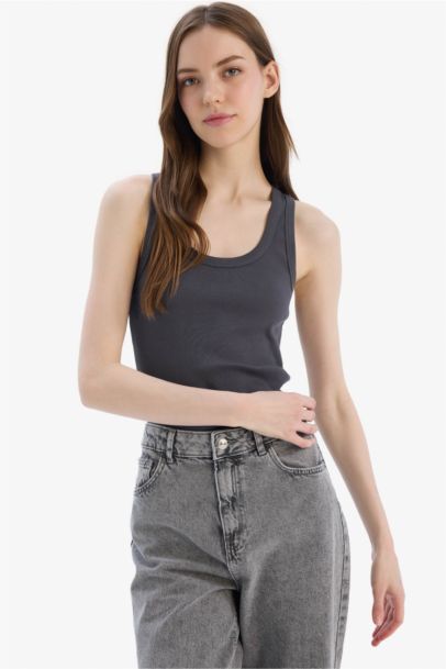 Обтягивающий рибанный топ с U-образным вырезом