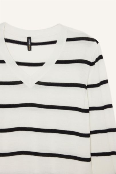 Relax Fit V-Neck Knit Pullover