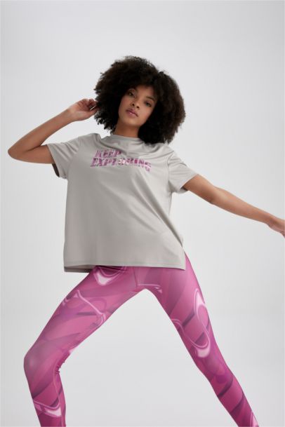 تيشيرت رياضي بطبعة شعار قصة فضفاضة