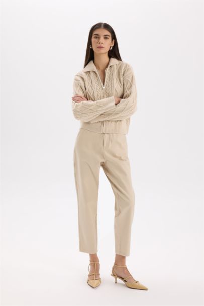 Pantalon en gabardine à taille haute avec poches et jambes droites