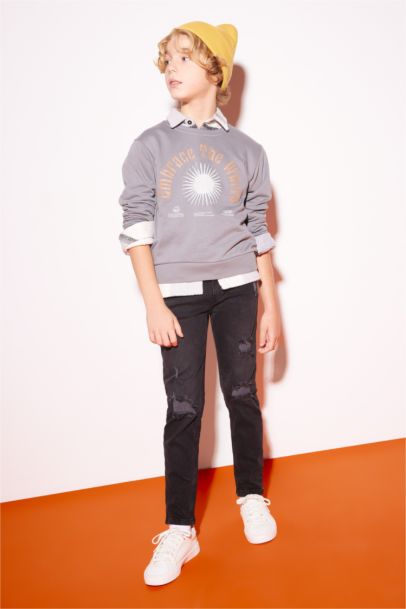 بنطلون جينز سليم فيت اولادي برجل ضيقة ممزق