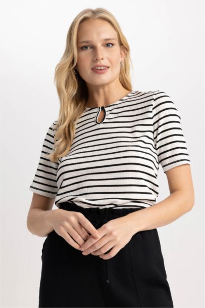 تيشيرت قصة عادية نص كم ورقبة دائرية