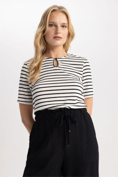 تيشيرت قصة عادية نص كم ورقبة دائرية