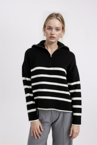 Свитер оверсайз с воротником