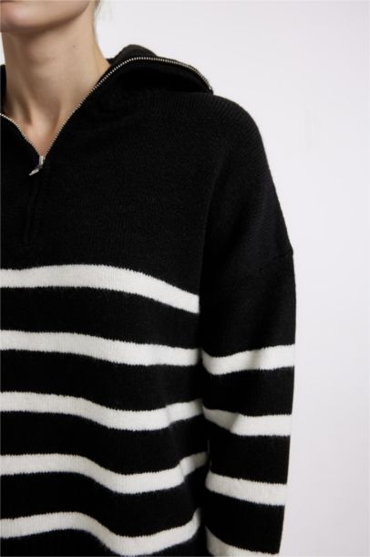 Свитер оверсайз с воротником