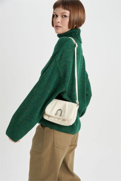 Kadın Toka Detaylı Suni Deri Çapraz Çanta