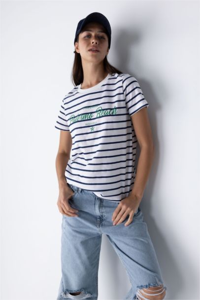 تي شيرت قطن بطباعة شعار قصة عادية