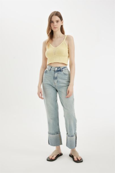 Slim Fit V-Neck Knitted Crop Top