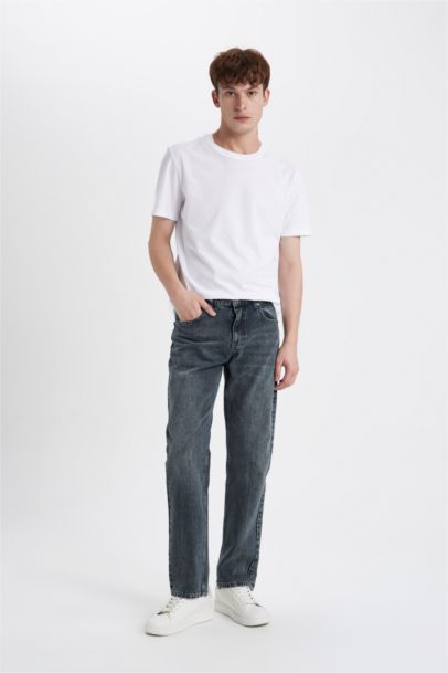 Джинсы Straight Fit прямого кроя со средней талией