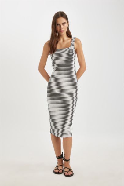 Robe En Maille À Manches Courtes Rayée Col Carré