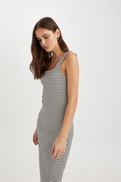 Robe En Maille À Manches Courtes Rayée Col Carré