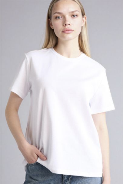 تيشيرت أبيض عادي قصة عادية برقبة مستديرة